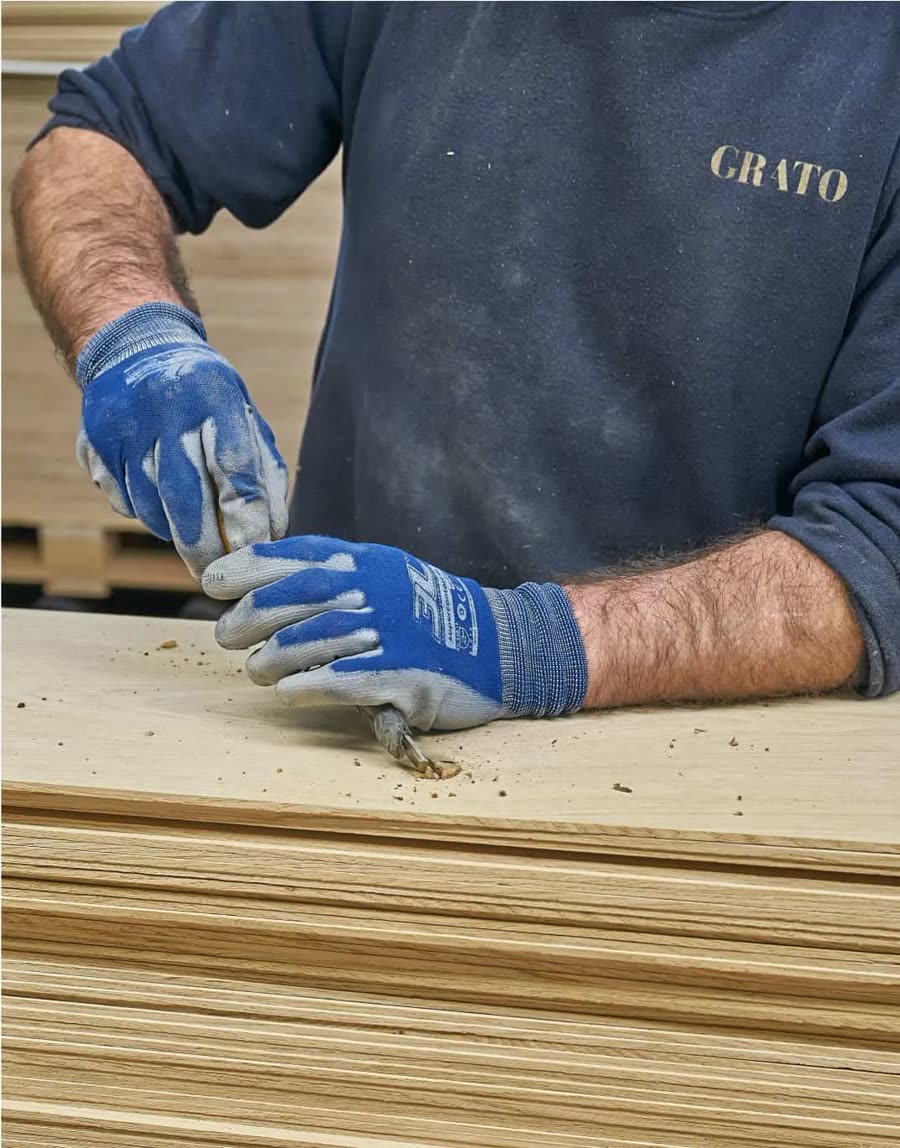 Operario trabajando la madera en la fábrica