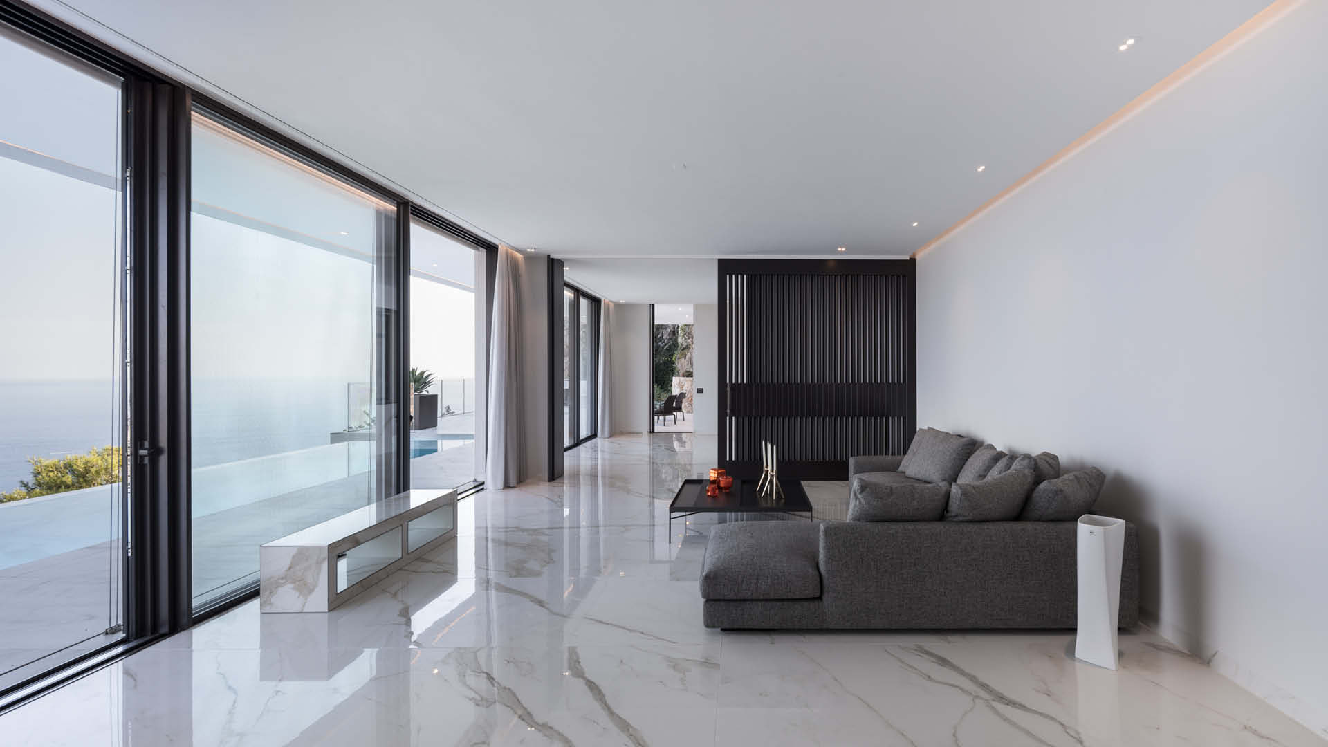 Salón con pavimento Laminam efecto mármol