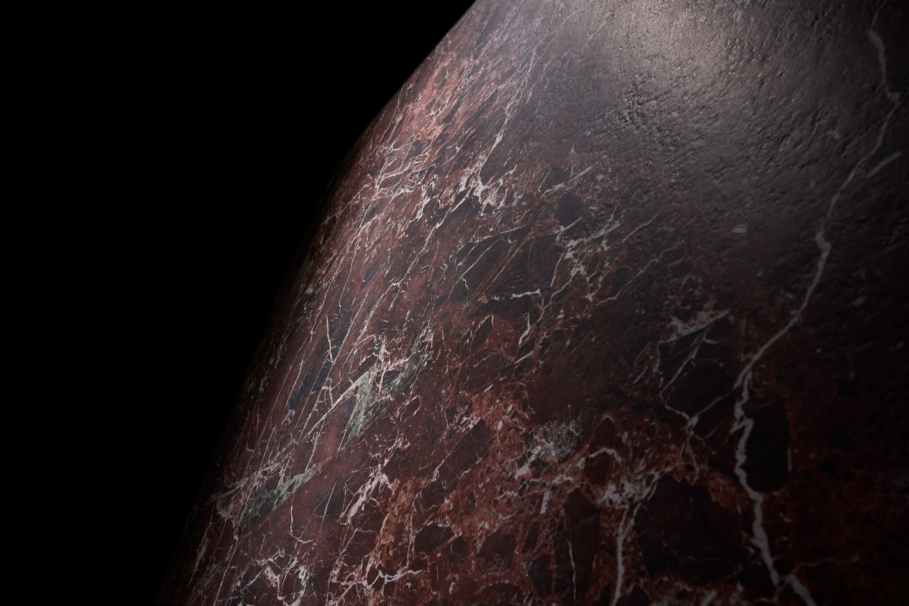 Detalle de superficie Laminam Rare, Rosso Lepanto