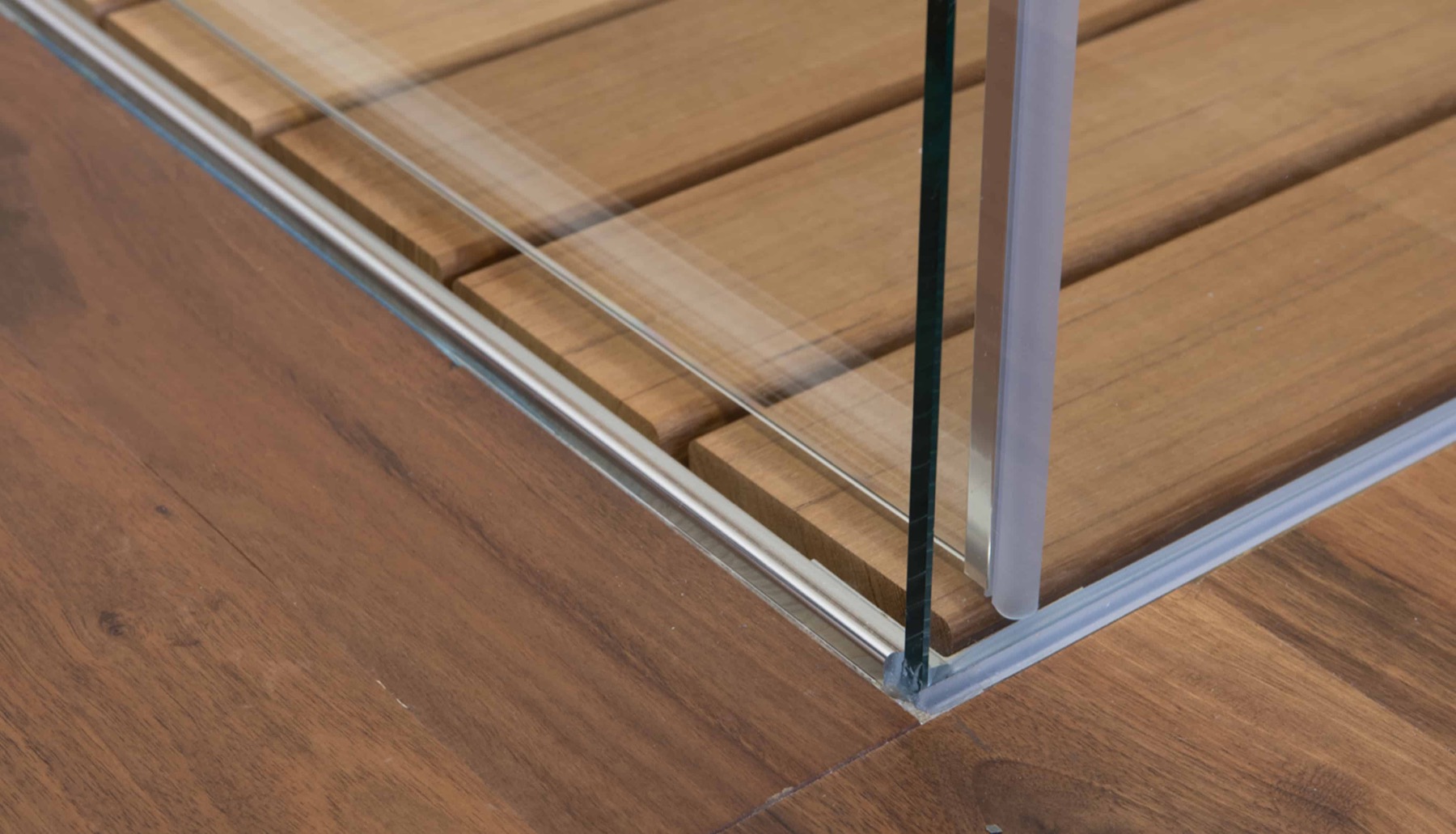 Detalle del plato de lamas de madera con cristal