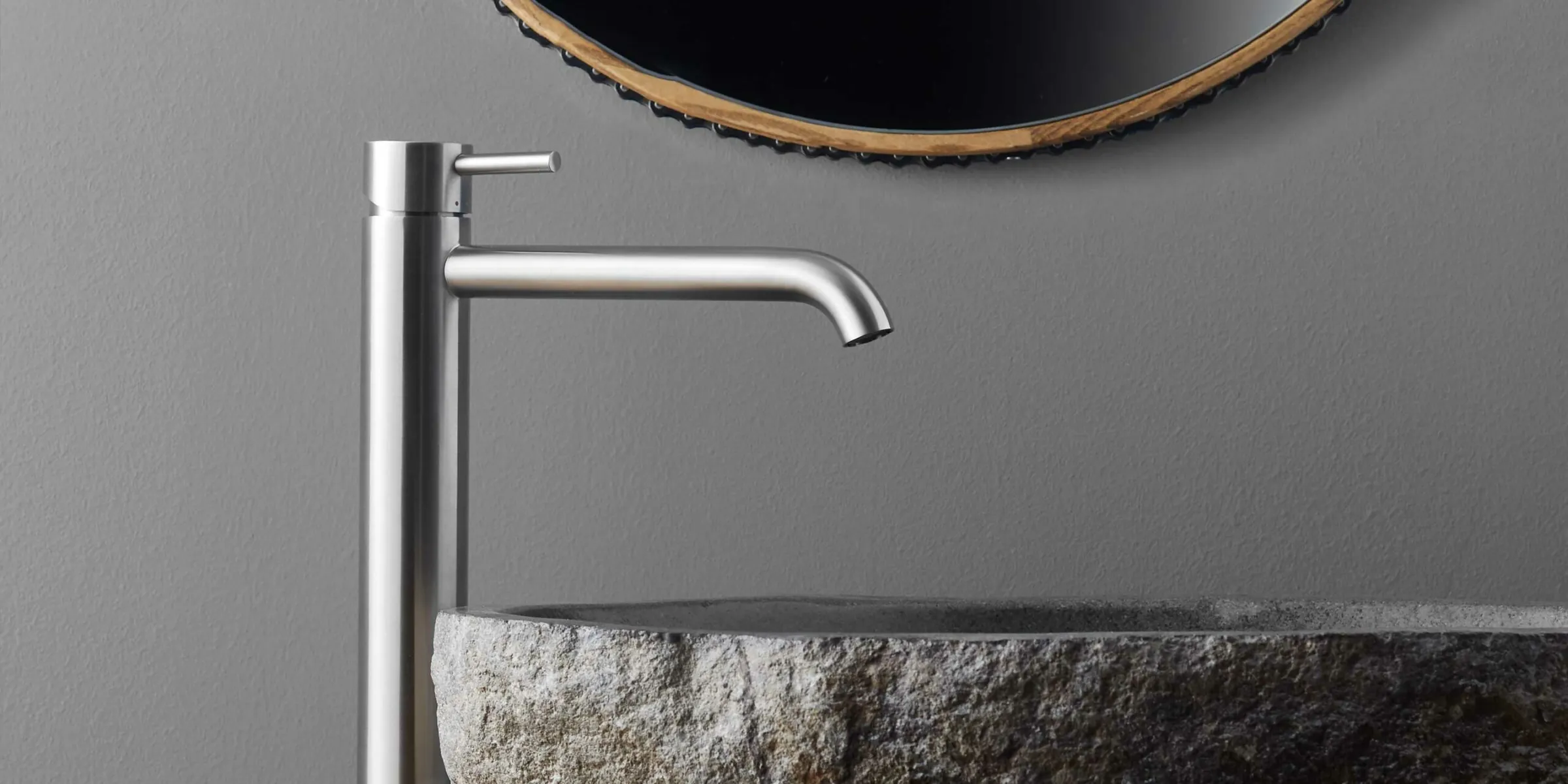 Grifo alto Vema sobre lavabo de piedra