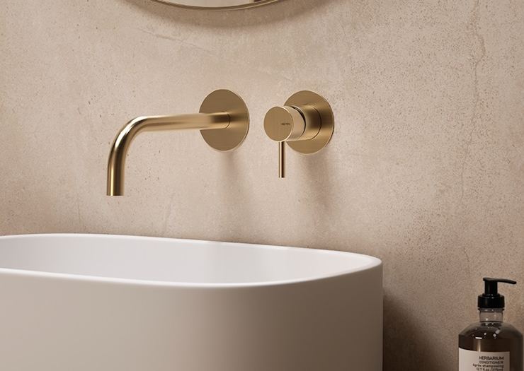 Grifería de pared Vema en acabado dorado